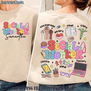 Pode incluir: Uma camiseta bege com o texto "Social Worker" em letras coloridas. O texto "Samantha" está abaixo do texto principal. A parte de trás da camiseta tem o texto "Social Worker" em letras coloridas com ilustrações de um coração, um estetoscópio, uma mão com um punho, uma xícara de café, um laptop, um caderno, um lápis, um par de óculos, uma cadeia de DNA e um grupo de figuras de pau. Os textos "Encourage", "Guide", "Care", "Listen", "Support" e "Kind" estão ao redor das ilustrações.