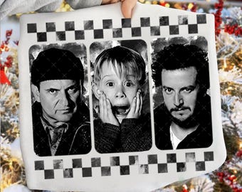 Puede incluir: Un cojín rectangular blanco con tres retratos en blanco y negro de actores. El cojín tiene un borde a cuadros en blanco y negro. El texto "DarleneCA60s" está en la esquina superior izquierda.