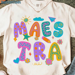 Può includere: T-shirt bianca con la scritta colorata "Mãe's Tra". Il design include un sole, nuvole, fiori, una stella, un cuore e una matita. Le lettere sono arancioni, viola, turchesi e gialle.