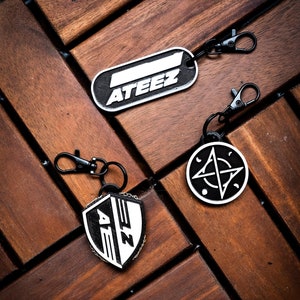 ATEEZ Moon Phase Logo Schlüsselanhänger - Weiß erhoben mit glänzender Oberfläche - Perfekt für Break The Wall Lightiny Sling Bag Atiny