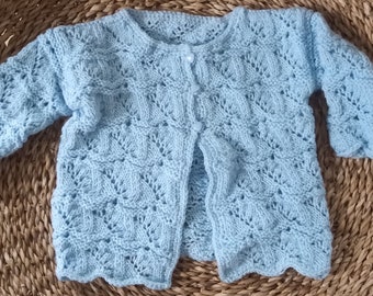 Pull gilet bébé bleu doux tricoté à la main, vêtements unisexes, garçon et fille, boutons coeur, cadeau d’anniversaire unique, cadeau de Noël, baby shower