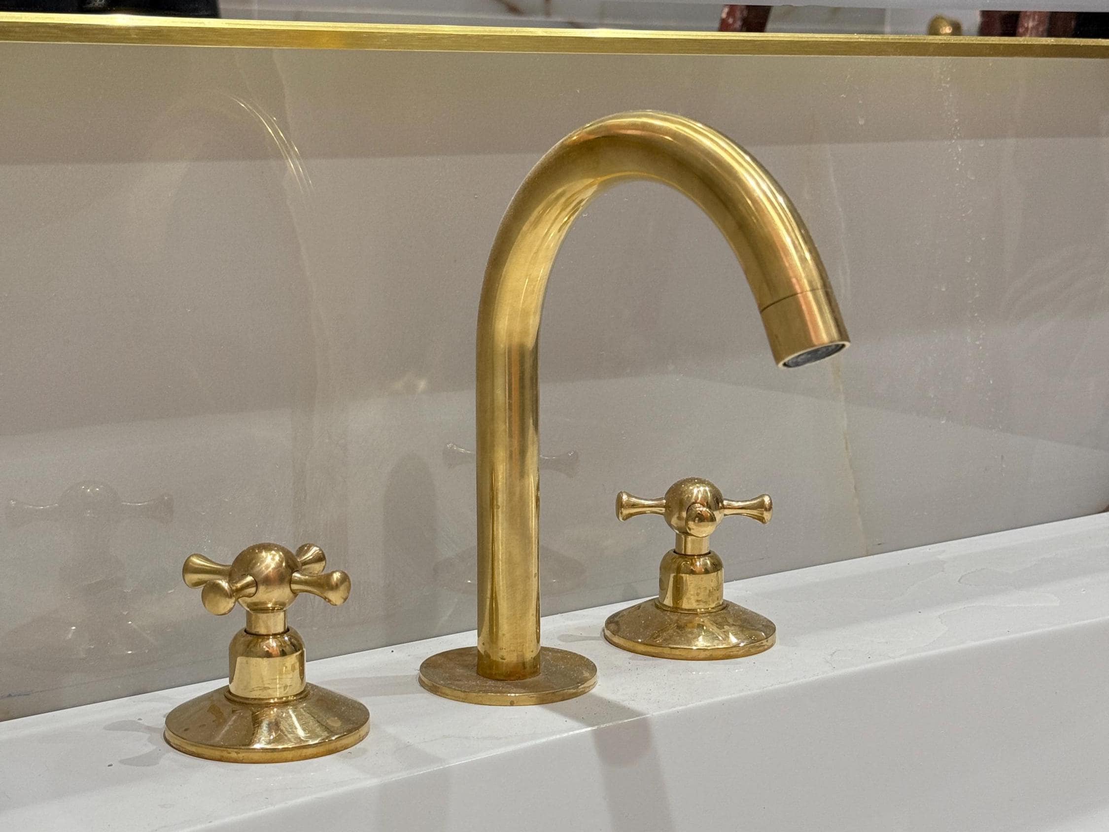 Grifo de baño de latón sin lacar: 3 orificios para montaje en encimera, manijas en cruz