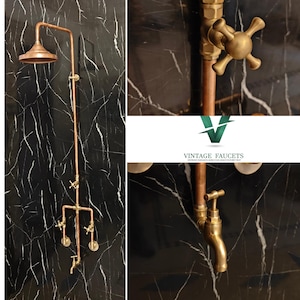 Può includere: Soffione doccia in rame con soffione rotondo e più maniglie del rubinetto in ottone. L'apparecchio è montato su una parete di marmo nero. L'immagine mostra anche il testo "VINTAGE FAUCETS".