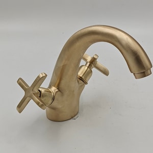 Grifo de baño de latón sin lacar, grifo de lavabo de cuello de cisne de latón macizo, grifo antiguo vintage de latón cepillado con manijas planas.