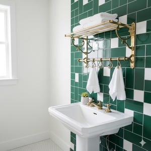 Unlackierter Handtuchhalter aus Messing mit Regal und Haken: Aufbewahrung für das Badezimmer im Landhausstil