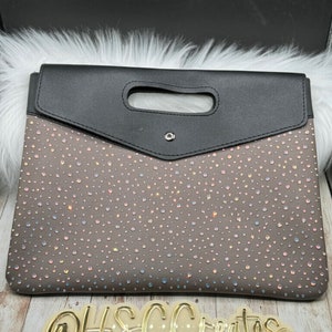 Cartera de mano grande con adornos brillantes, color topo y negro