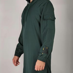 JUBADOR Completo da uomo caldo in 2 pezzi – Tunica Qamis con cappuccio e pantaloni con ricami arabi – Abito da preghiera/casa – Kurta