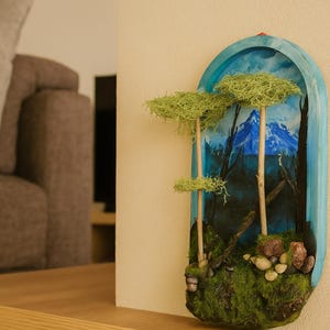 3D Wald Diorama Wandkunst | Handgemaltes Berg-Motiv mit Moos & Steine | Miniatur Waldland Schaukasten | Naturinspirierter Wandrahmen