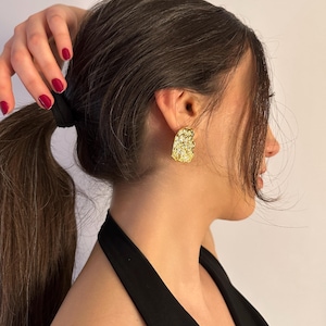 Aretes de oro texturizados, aretes de oro orgánico ligero - Aretes únicos - Joyería artesanal - Aretes de oro minimalistas - Regalo para ella