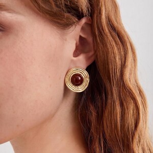 Orecchini a lobo con disco dorato, gioielli geometrici vintage con texture, un vero pezzo forte.