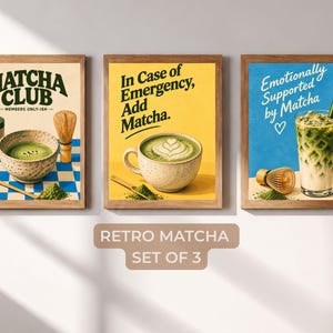 Puede incluir: Un conjunto de tres láminas de pared enmarcadas con temas de matcha. La primera lámina muestra un cuenco de matcha con el texto "MATCHA CLUB MEMBERS ONLY-ISH". La segunda lámina muestra una taza de matcha con el texto "In Case of Emergency, Add Matcha". La tercera lámina muestra un latte de matcha helado con el texto "Emotionally Supported by Matcha".