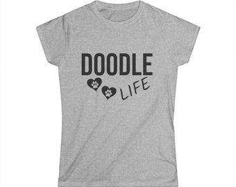 Könnte beinhalten: Hellgraues T-Shirt mit dem schwarzen Schriftzug "DOODLE LIFE". Das Wort "DOODLE" steht über zwei herzförmigen Pfotenabdrücken, und "LIFE" ist darunter gebogen. Das Shirt ist aus einem weichen Material.