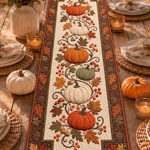 Puede incluir: Un camino de mesa rectangular que presenta un diseño vertical central de calabazas naranjas, blancas y verdes, hojas de otoño y bayas sobre un fondo crema, enmarcado por un borde marrón oscuro con un patrón repetitivo de follaje otoñal.