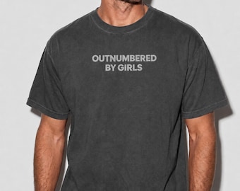 Camiseta bordada "Superados en número por chicas", ropa divertida para padres orgullosos de sus hijas.