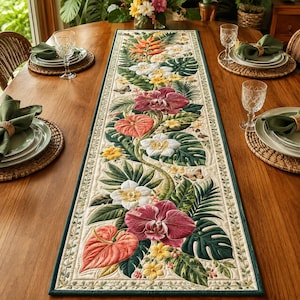 Peut inclure: Un chemin de table matelassé rectangulaire orné d'un imprimé botanique tropical vibrant avec des orchidées roses, des anthuriums orange, des frangipaniers blancs, des feuilles de monstera vertes et des papillons sur fond crème à bordure vert foncé.