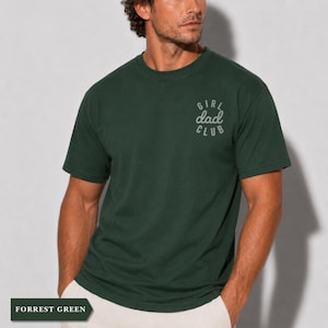 Puede incluir: Camiseta verde bosque con el texto "Girl Dad Club" en escritura gris claro en el pecho. La camiseta es de color liso y tiene un dise&ntilde;o cl&aacute;sico de cuello redondo. Las palabras "Forrest Green" se muestran en un recuadro en la parte inferior.