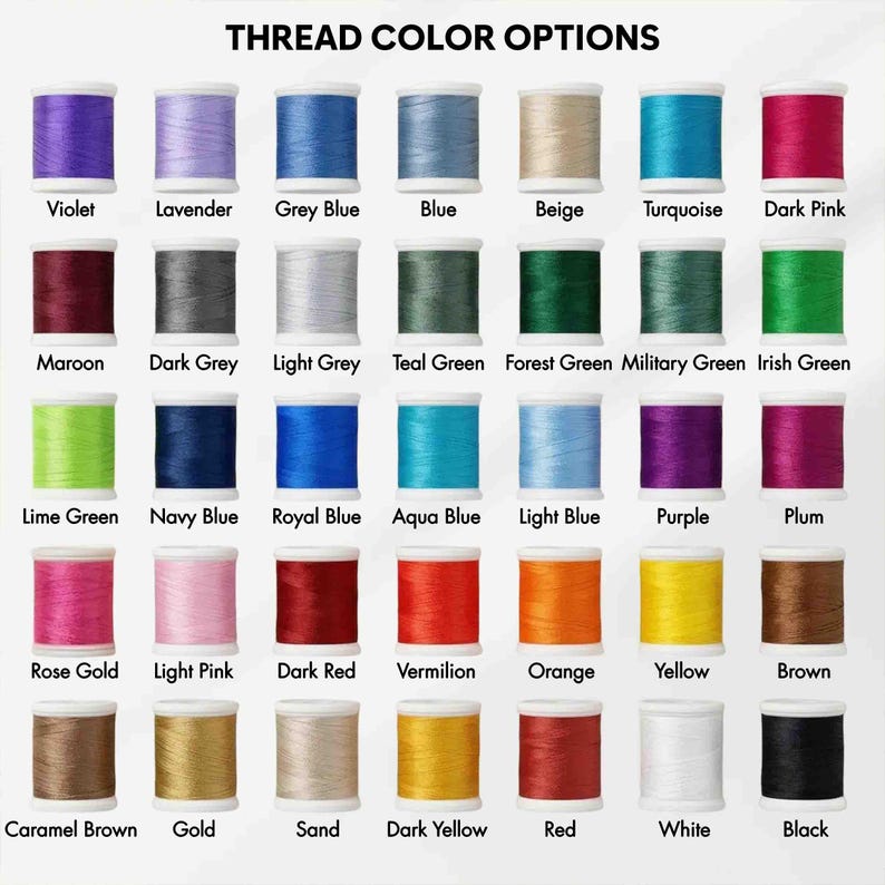 Puede incluir: Una carta de colores de carretes de hilo, cada uno etiquetado con un nombre de color diferente. Los colores incluyen violeta, lavanda, azul gris&aacute;ceo, azul, beige, turquesa, rosa oscuro, granate, gris oscuro, gris claro, verde pato, verde bosque, verde militar, verde irland&eacute;s, verde lima, azul marino, azul real, azul aguamarina, azul claro, morado, ciruela, oro rosa, rosa claro, rojo oscuro, bermell&oacute;n, naranja, amarillo, marr&oacute;n, marr&oacute;n caramelo, oro, arena, amarillo oscuro, rojo, blanco y negro.