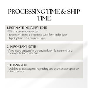 Puede incluir: Un gr&aacute;fico con el texto "PROCESSING TIME & SHIP TIME". Incluye informaci&oacute;n sobre el tiempo estimado de entrega, el tiempo de producci&oacute;n y el tiempo de env&iacute;o. Tambi&eacute;n incluye una nota sobre la necesidad de un art&iacute;culo en una fecha determinada y un mensaje de agradecimiento.