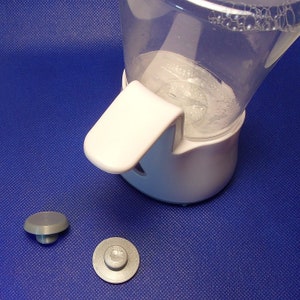2 Stück silbergraue Verschlussstopfen aus PLA (Kunststoff auf Basis nachwachsender Rohstoffe). Die Verschlussstopfen sind 3D gedruckt und weisen die verfahrenstypischen Muster auf.