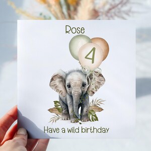 Carte d'anniversaire personnalisée Safari avec nombre d'éléphants