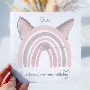 Carte de voeux d'anniversaire arc-en-ciel personnalisée de chat rose