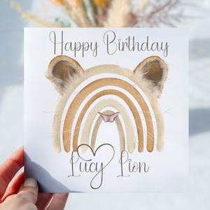 Carte de voeux d'anniversaire arc-en-ciel de lion personnalisée
