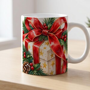 Könnte beinhalten: Ein weißer Keramikbecher mit einer festlichen Illustration eines Geschenkkartons, der mit einer großen roten Schleife verziert ist. Das Design zeigt goldene Sterne, grüne Tannenzweige, rote Stechpalmenbeeren und einen braunen Tannenzapfen.