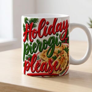Puede incluir: Una taza de cerámica blanca con un gráfico de pierogi cocinados en un plato, rodeados de ramas de pino verdes y bayas rojas. El texto "Holiday pierogi, please." está impreso en letras cursivas grandes y estilizadas de color rojo y verde.