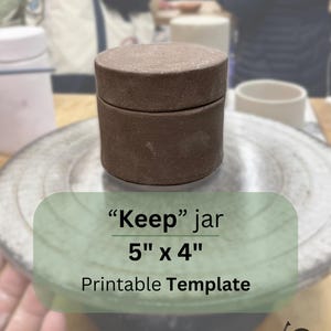 以下が含まれることがあります： 「Keep」ジャーとラベルされた、直径12.7cm、高さ10.16cmの茶色のセラミックジャー。ジャーは円筒形で、表面はテクスチャ加工されています。画像には「Printable Template」というテキストも含まれています。
