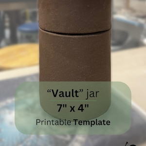 Peut inclure: Un pot en céramique brun avec l'inscription "Vault" jar 7" x 4" Printable Template.