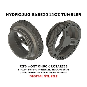 Pode incluir: Um adaptador cinza impresso em 3D para copo HydroJug Ease20 de 14oz, com uma borda externa serrilhada texturizada e um design interno de três raios. A peça está marcada com o texto HYDROJUG EASE20 14OZ UNIVERSAL ROTARY V5.