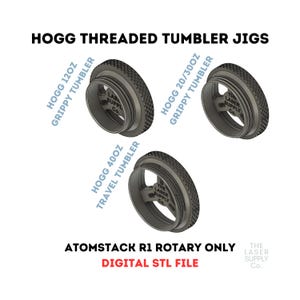 Puede incluir: Tres diseños de plantillas impresas en 3D para usar con un tambor rotatorio. Las plantillas están etiquetadas como "HOGG 12OZ GRIPPY TUMBLER", "HOGG 40OZ TRAVEL TUMBLER" y "HOGG 20/30OZ GRIPPY TUMBLER". También se puede ver el texto "ATOMSTACK R1 ROTARY ONLY DIGITAL STL FILE".