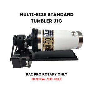 Peut inclure: Un gabarit d'impression 3D noir et blanc pour un gobelet rotatif. Le gabarit est conçu pour maintenir un gobelet YETI Rambler de 20 oz. Le gabarit est compatible avec le RA2 Pro Rotary. Le texte "MULTI-SIZE STANDARD TUMBLER JIG" est en haut de l'image. Le texte "RA2 PRO ROTARY ONLY DIGITAL STL FILE" est en bas de l'image. Le texte sur le gobelet indique "YOUR GO-TO ON THE GO".