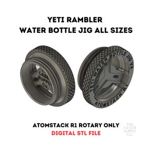 Puede incluir: Dos plantillas grises para botellas de agua Yeti Rambler, diseñadas para todos los tamaños. Las plantillas tienen lados texturizados y presentan el texto "Yeti Water Bottle Jig V4" y "Atomstack R1". La imagen también incluye el texto "Atomstack R1 Rotary Only" y "Digital STL File".
