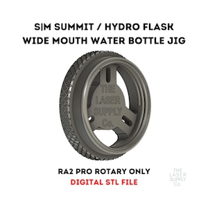 Può includere: Gabarito stampato in 3D per una bottiglia d'acqua a bocca larga, progettato per l'uso con un incisore laser rotativo. Il gabarito è etichettato "RA2 Pro Rotary Only" e "Digital STL File".