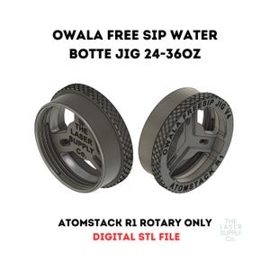 以下が含まれることがあります： Owala Free Sipウォーターボトルを作るための3Dプリントジグ。このジグはロータリーツールで使用するために設計されており、24〜36オンスのボトルに対応しています。ジグには「Owala Free Sip Jig V4 Atomstack R1」というラベルが貼られています。