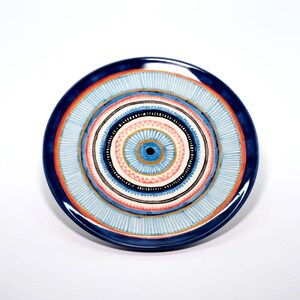 Handgemaakte keramische bord met boze oog: kleurrijk boho-dessertbord