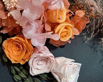 Conjunto de ramo de novia personalizado: ramo de novia estilo flores silvestres en tonos melocotón y rosa pálido, prendedor y arreglos florales para las mesas.
