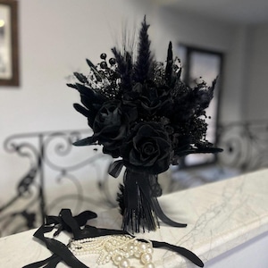 Ramo de novia negro: flores de boda góticas para Halloween o novias con aires de bruja