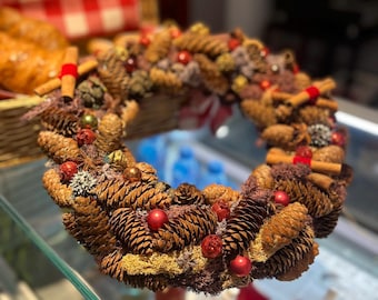 Kerstdennenappelkrans • Rustieke winterkrans • Kaneel en bessen als deurdecoratie voor de feestdagen