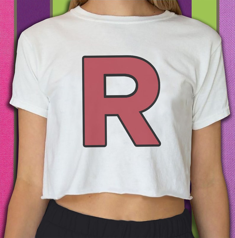 Op de afbeelding: Wit gecropped T-shirt met een grote, rode "R" bedrukt op de voorkant.