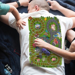 お父さんの背中のマットで車で遊ぼう ロードカーレーストラック Tシャツ、お父さんお母さんの父の日の家族へのギフト、プレイマットマッサージ Tシャツ、お父さんの誕生日プレゼント