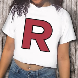 Op de afbeelding: Wit gecropped T-shirt met een grote rode "R" bedrukt op de voorkant. Het shirt is casual en heeft een losse pasvorm.