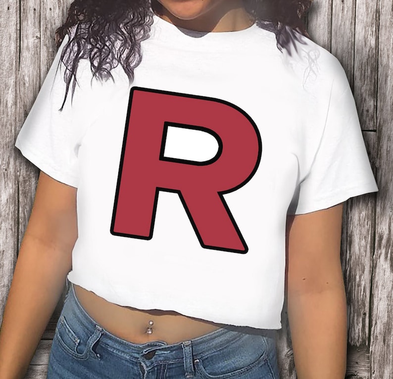 Op de afbeelding: Wit gecropped T-shirt met een grote rode "R" bedrukt op de voorkant. Het shirt is casual en heeft een losse pasvorm.