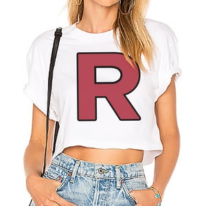 Op de afbeelding: Wit gecropped T-shirt met een grote rode "R" bedrukt op de voorkant. Het shirt is gemaakt van een zacht, comfortabel materiaal en heeft een ontspannen pasvorm.