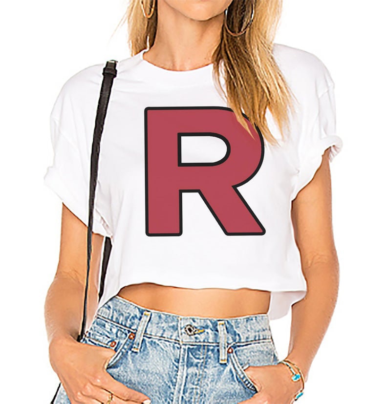 Op de afbeelding: Wit gecropped T-shirt met een grote rode "R" bedrukt op de voorkant. Het shirt is gemaakt van een zacht, comfortabel materiaal en heeft een ontspannen pasvorm.