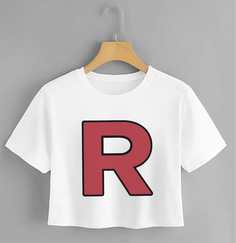 Op de afbeelding: Wit gecropped T-shirt met een grote rode letter "R" gedrukt op de voorkant.