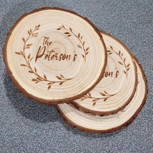 Houten trouwbedankjes, naamkaartjes bruiloft, houten onderzetters met levende rand, rustieke onderzetters, housewarmingcadeau, plaatskaarten bruiloft, gunst jubileum