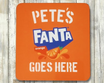 Puede incluir: Posavasos naranja y blanco con el texto "Pete's Fanta orange goes here" impreso en él.