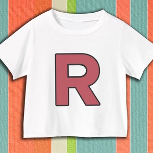 Op de afbeelding: Wit T-shirt met een grote, rode letter "R" gedrukt op de voorkant.